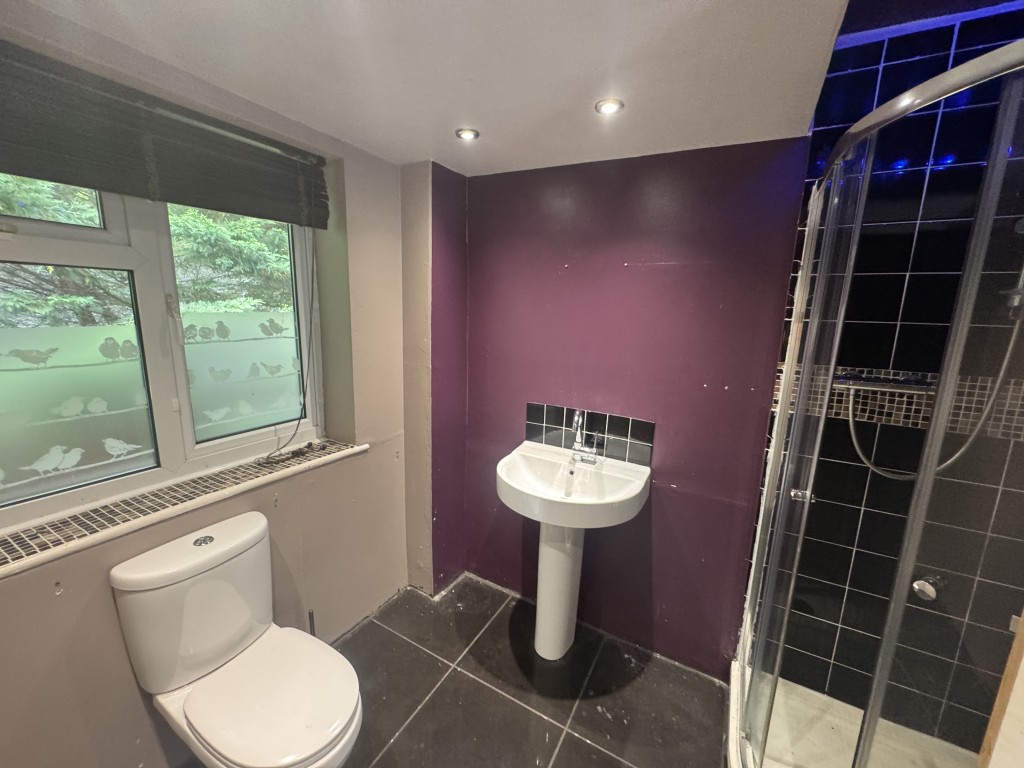 Lot: 103 - SEMI-DETACHED HOUSE FOR IMPROVEMENT - Shower room